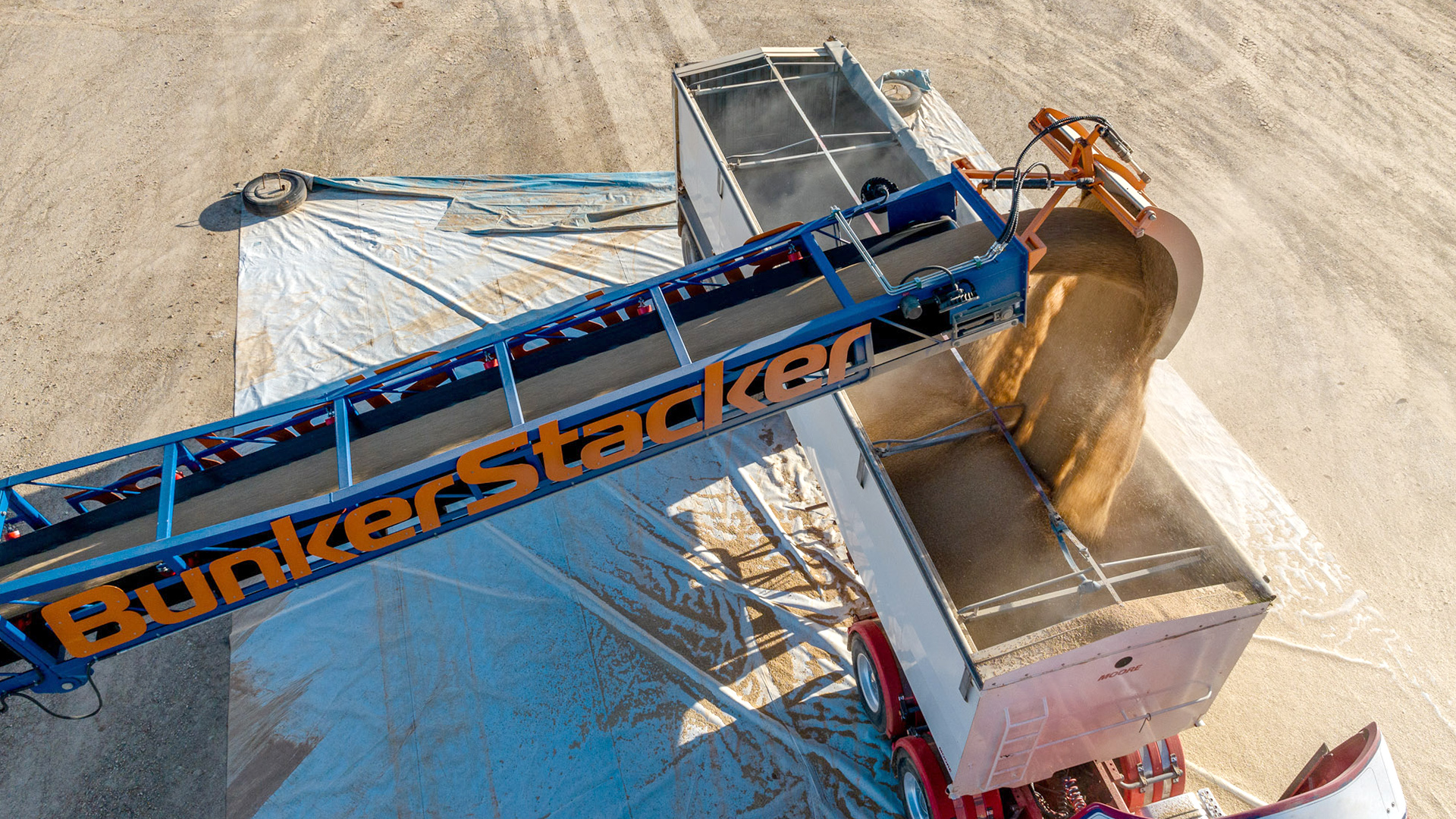 KE-BunkerStacker4000-Temora-DJI_0219_D The BunkerStacker4000 uses a programmable logic controller to manage the material's flow.